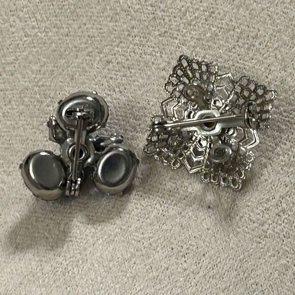 Lot Of 2 Vintage Brooches Pins Small Silver-tone & Blue Rhinestones Prong Set - Picture 7 of 7